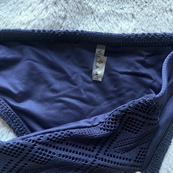 L space bikini - Picture 3 of 4